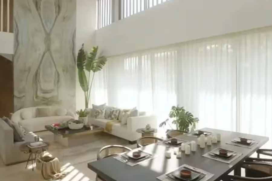 বাংলোর ভিতর ঢুকে একটি বিশাল লিভিং রুম রয়েছে। বসার জন্য সোফার পাশাপাশি রয়েছে ডাইনিং টেবিলও। ঘরে খুব বেশি আসবাবপত্র নেই। ঘরের কোনায় রয়েছে গাছগাছালিও।