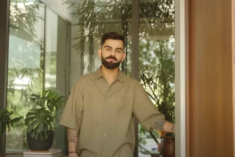 পুরো বাংলোটিই অ্যাপ দ্বারা নিয়ন্ত্রিত। সেই অ্যাপের মাধ্যমে বাংলোর দরজা-জানলা খোলা-বন্ধ করা যায়। ঘরের বাইরের বাগানের মধ্যে রয়েছে কফি খাওয়ার ছোট টেবিল। সেখানেই রয়েছে সুইমিং পুলও।