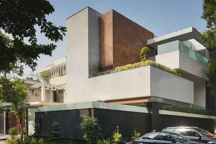 বলিপাড়া সূত্রে খবর, গুরুগ্রামে ৮০ কোটি টাকা খরচ করে একটি বাংলো কিনেছেন বিরাট।