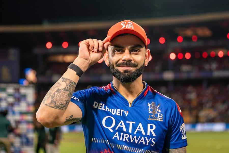 স্থানীয় সংবাদমাধ্যম সূত্রে খবর, বিজ্ঞাপনে অভিনয় করে প্রতি বছর ২০০ কোটি টাকা উপার্জন করেন বিরাট।