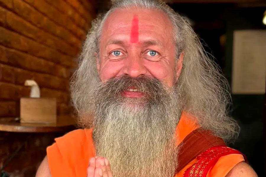 All need to know about 7-Foot Tall Muscular Baba From Russia At Maha Kumbh