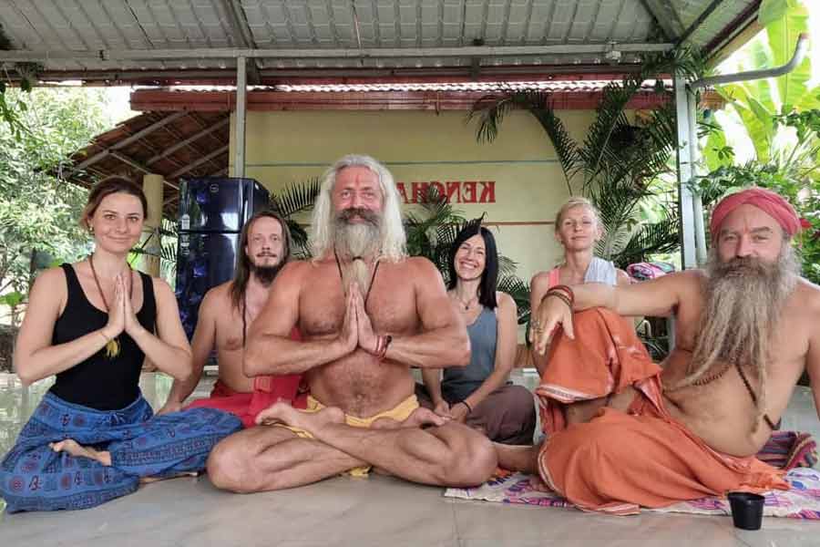 All need to know about 7-Foot Tall Muscular Baba From Russia At Maha Kumbh