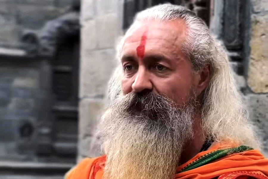 All need to know about 7-Foot Tall Muscular Baba From Russia At Maha Kumbh