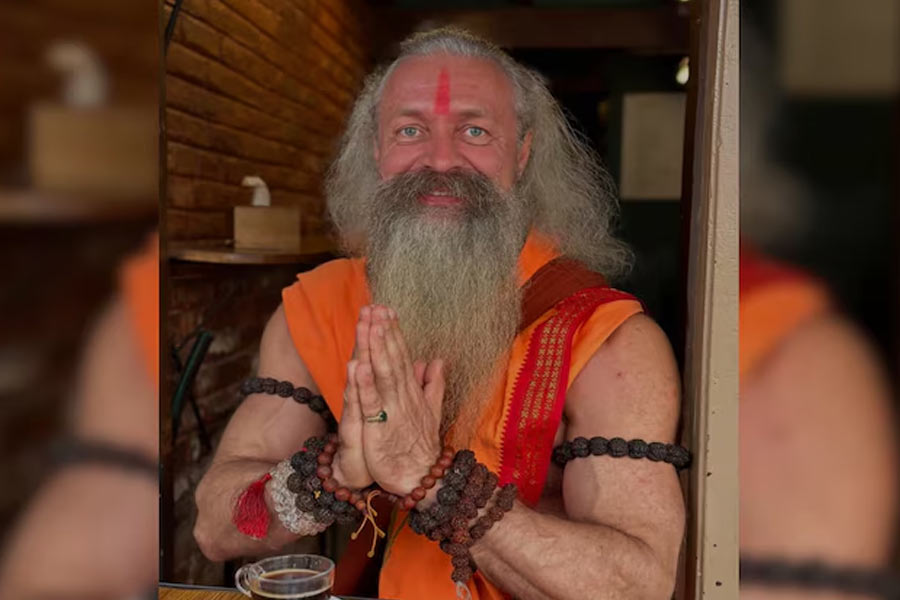 All need to know about 7-Foot Tall Muscular Baba From Russia At Maha Kumbh