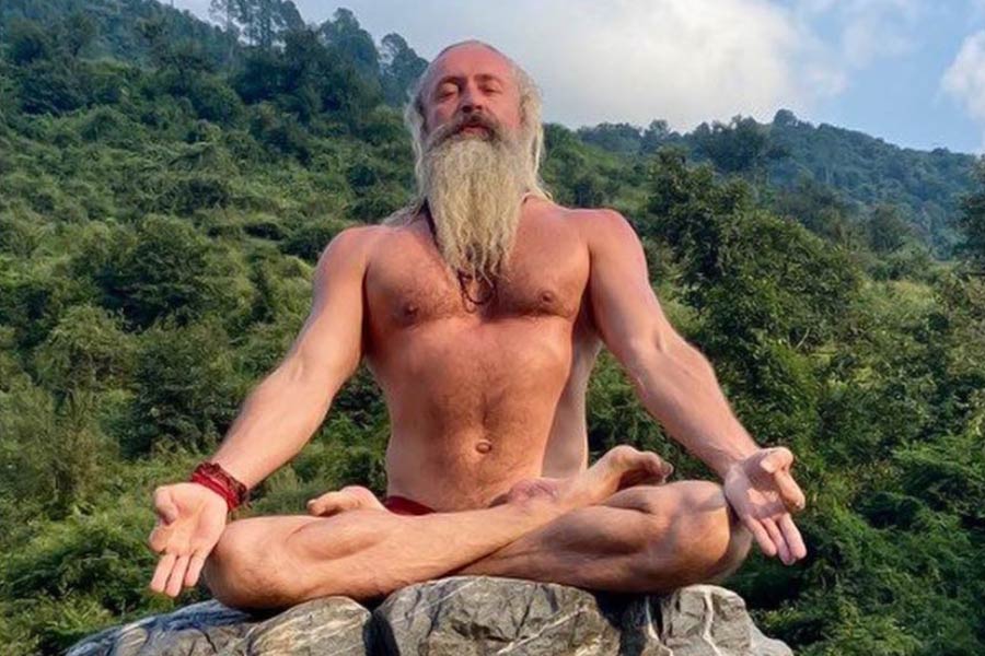 All need to know about 7-Foot Tall Muscular Baba From Russia At Maha Kumbh