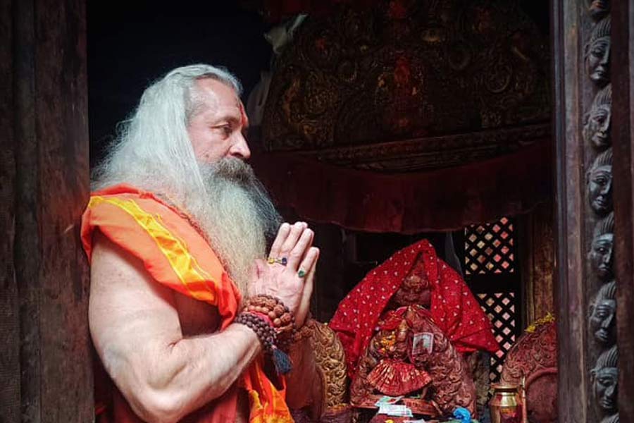 All need to know about 7-Foot Tall Muscular Baba From Russia At Maha Kumbh