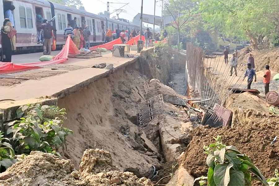 ভাতার স্টেশনের পাশে ধস।