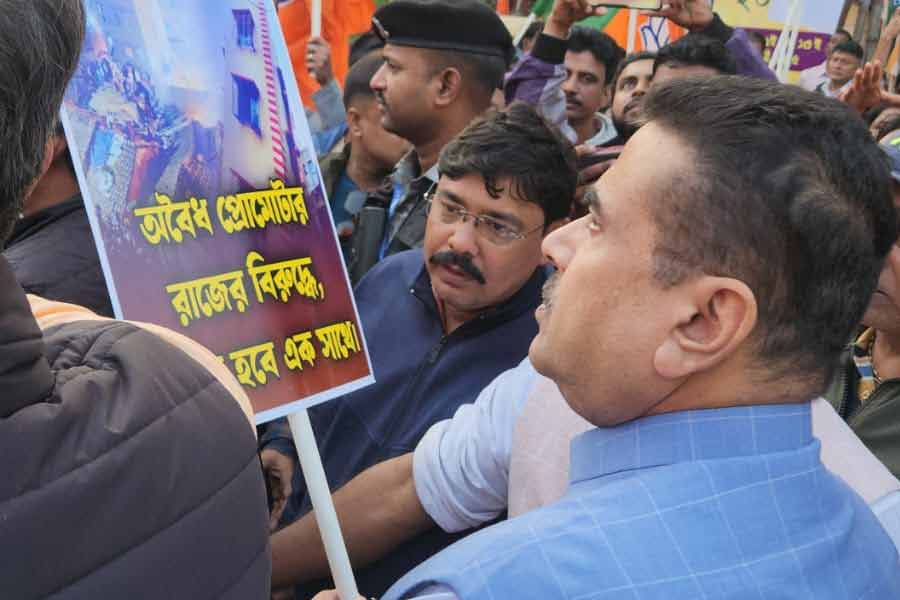বেআইনি নির্মাণের প্রতিবাদে শুভেন্দু অধিকারীর নেতৃত্বে বিজেপির মিছিল।