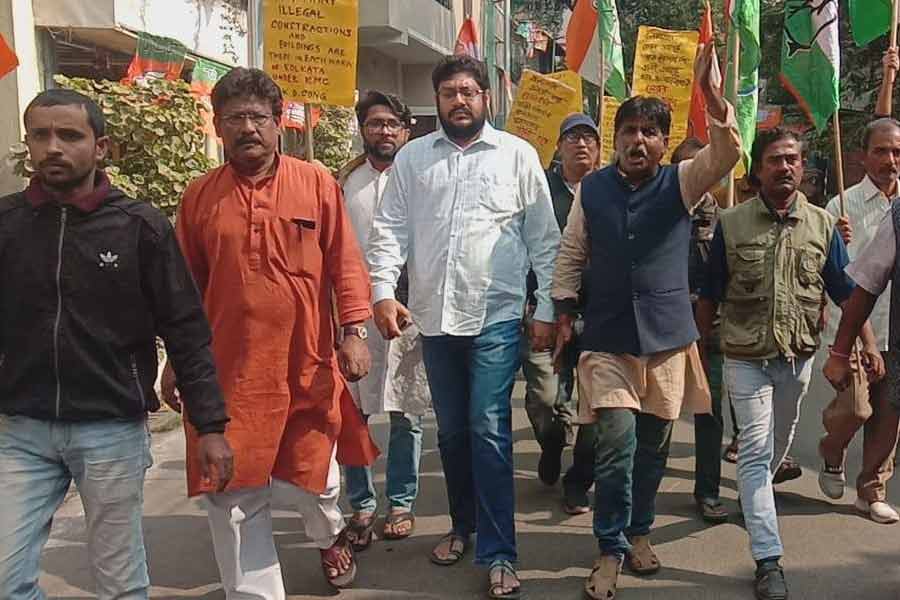 বেআইনি নির্মাণের প্রতিবাদে কংগ্রেসের বিক্ষোভ মিছিল।