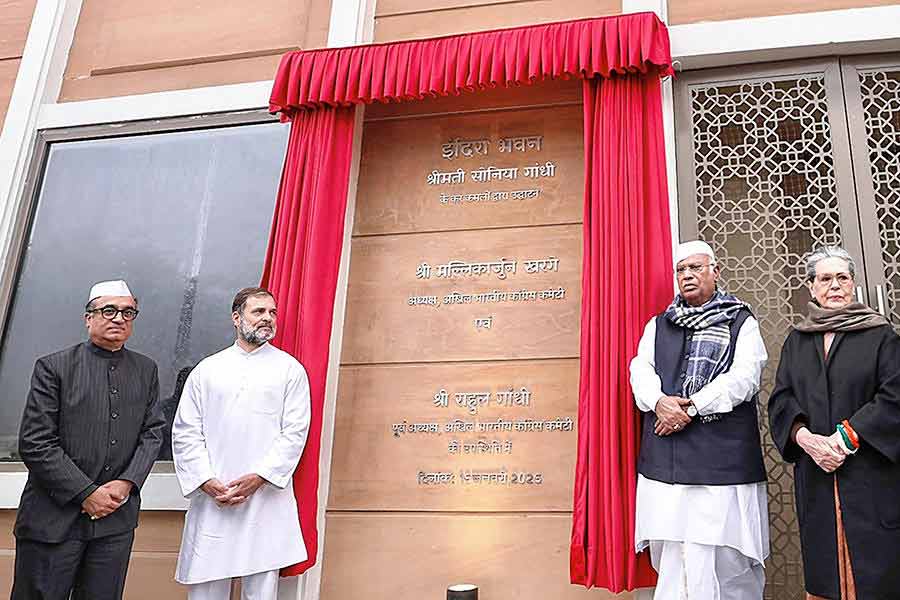 যাত্রাশুরু: কোটলা মার্গে কংগ্রেসের নতুন দফতরের উদ্বোধনে সনিয়া-রাহুল।