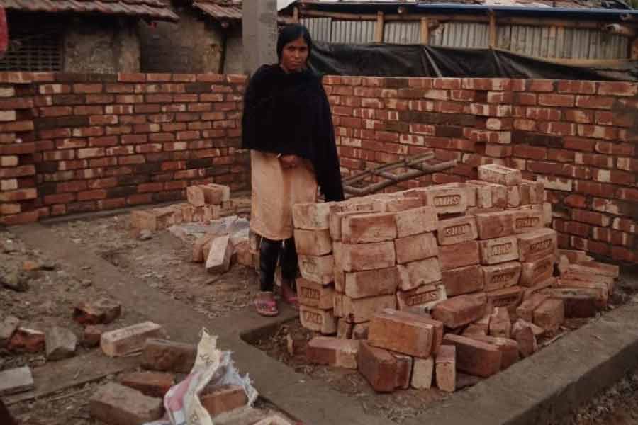 বাড়ি তৈরি চলছে বাগনান-২ ব্লকের মদনমোহনপুরে।