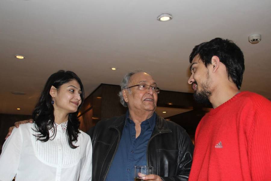 নাতনি মেখলা বসু, সৌমিত্র চট্টোপাধ্যায়, নাতি রণদীপ বসু।