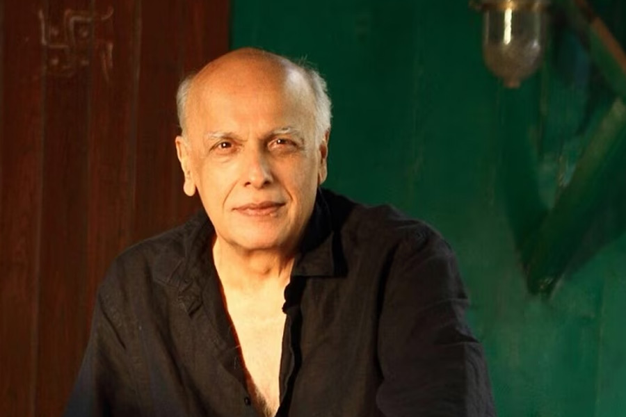 Meet director Mahesh Bhatt who gave two flops with Shah Rukh Khan, has never given Rs 100-crore hit 