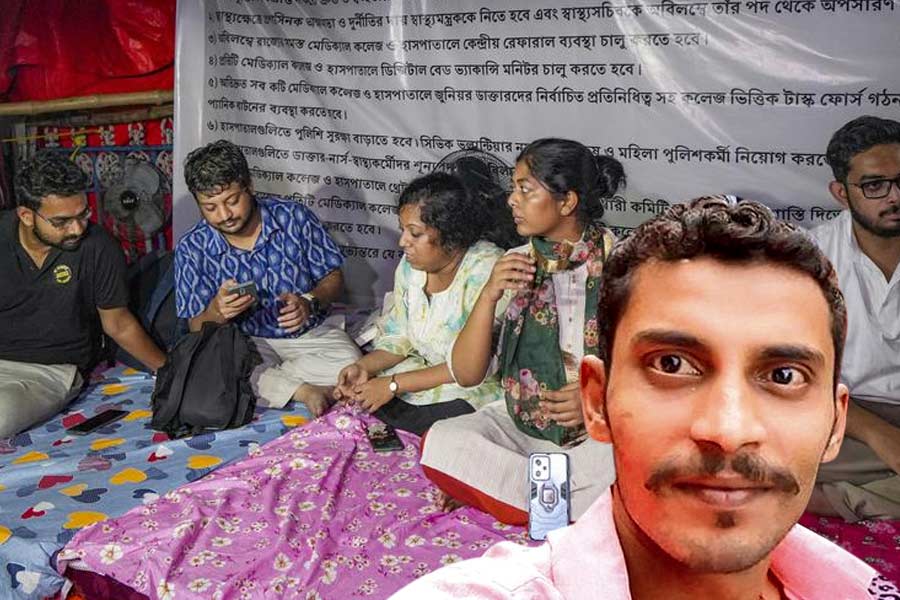 আরজি কর-কাণ্ডের বিচার চেয়ে ধর্মতলায় ‘আমরণ’ অনশনে বসেছিলেন ১০ জুনিয়র ডাক্তার।