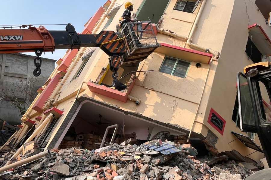 বাঘাযতীনে হেলে পড়া বাড়ি ভাঙার কাজ শেষ হলেই শুরু হবে বাসিন্দাদের পুর্নবাসনের কাজ।