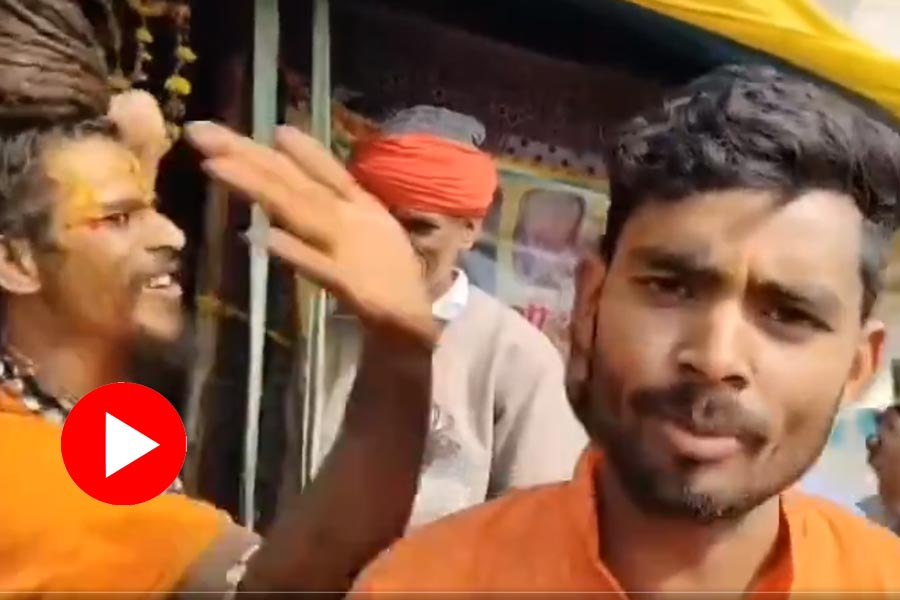 Video of a brawl between sadhu and journalist in Maha kumbha went viral