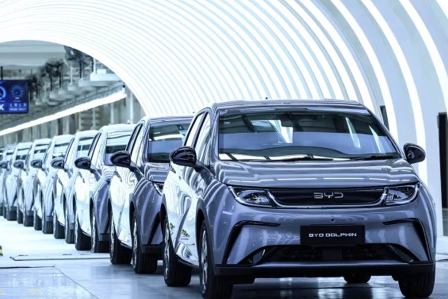 EV sales dipped rapidly in 2025 a big concern for Chinese economy 