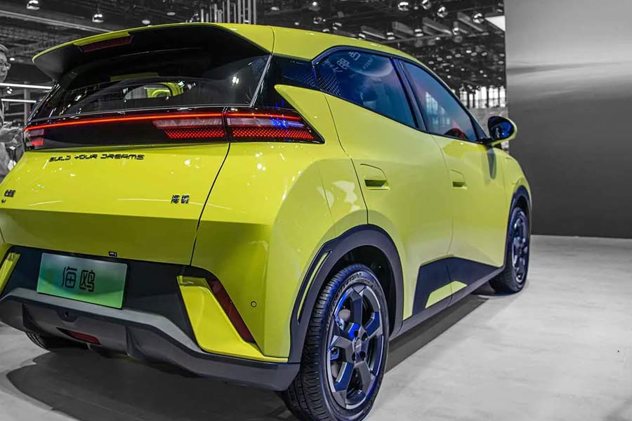 EV sales dipped rapidly in 2025 a big concern for Chinese economy 