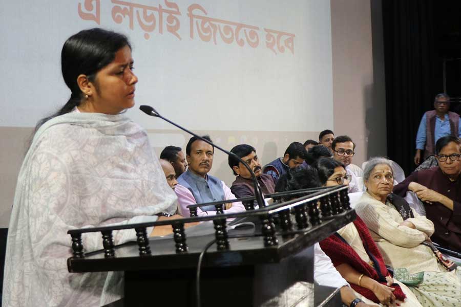 বুদ্ধদেবের স্মরণসভায় বলছেন মিনাক্ষী মুখোপাধ্যায়।