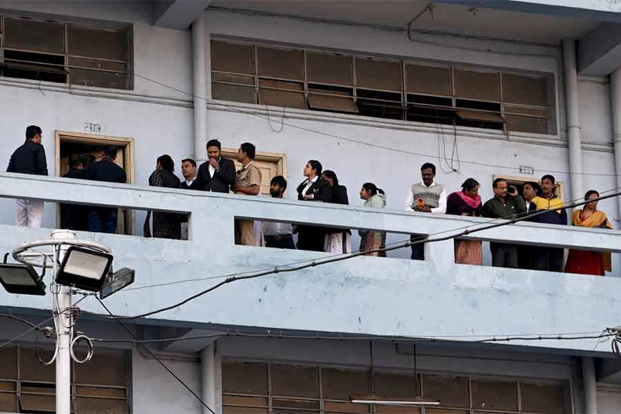 People crowded at sealdah court room to see Sanjay Roy