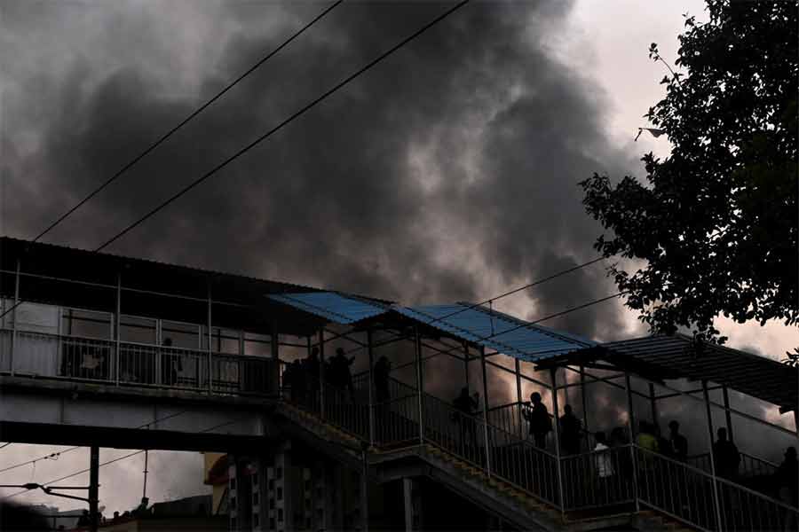 ধোঁয়ায় ঢেকে গিয়েছে পার্ক সার্কাস স্টেশন।