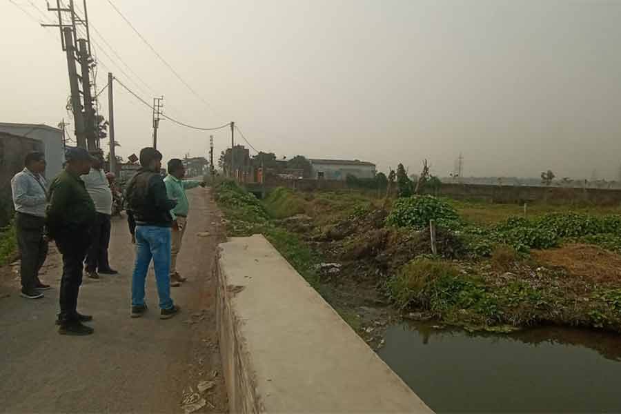 দীর্ঘাঙ্গি মৌজা দিয়ে বয়ে যাওয়া ঘুঙির খাল সংলগ্ন সেচ দফতরের জমিতে অবৈধ নির্মাণ পরিদর্শনে সেচ দফতরের ইঞ্জিনিয়াররা।