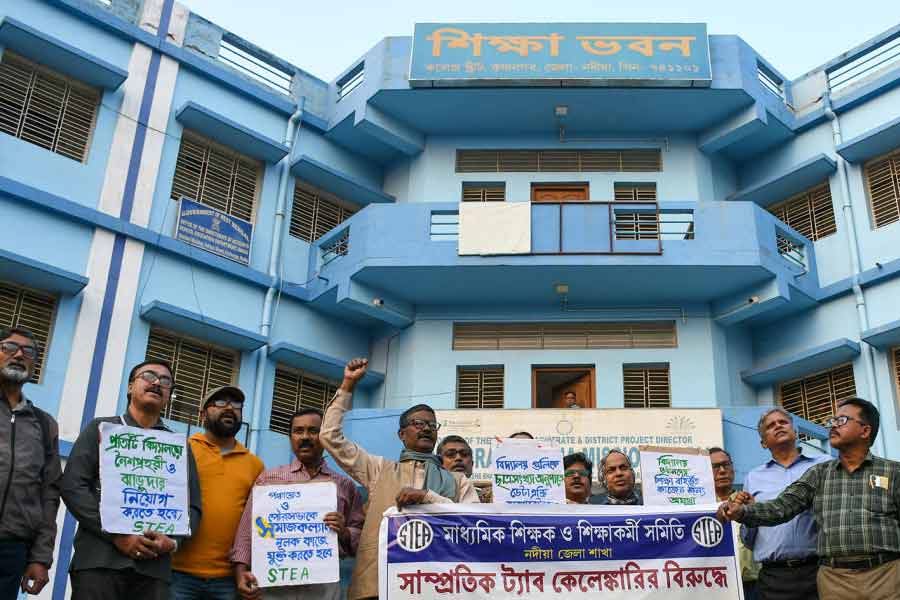 তছনছ: সাম্প্রতিক ট্যাব কেলেঙ্কারির প্রতিবাদে শিক্ষক ও শিক্ষাকর্মীদের বিক্ষোভ, কৃষ্ণনগর, ২২ নভেম্বর।