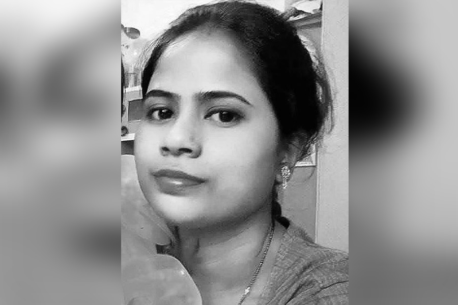 রাস্তায় বাইকে চড়ে যাওয়ার সময় একটি বাসের ধাক্কায় মৃত্যু হয় দেবশ্রী মন্ডল নামে এক মহিলার l