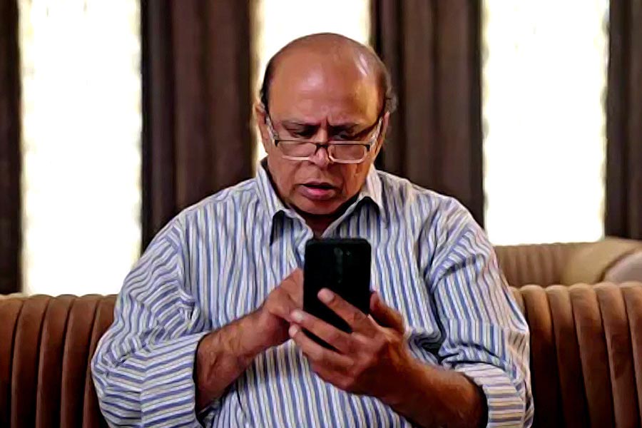 60-year-old man from Bengaluru lost 2.8 crore by using a free smartphone