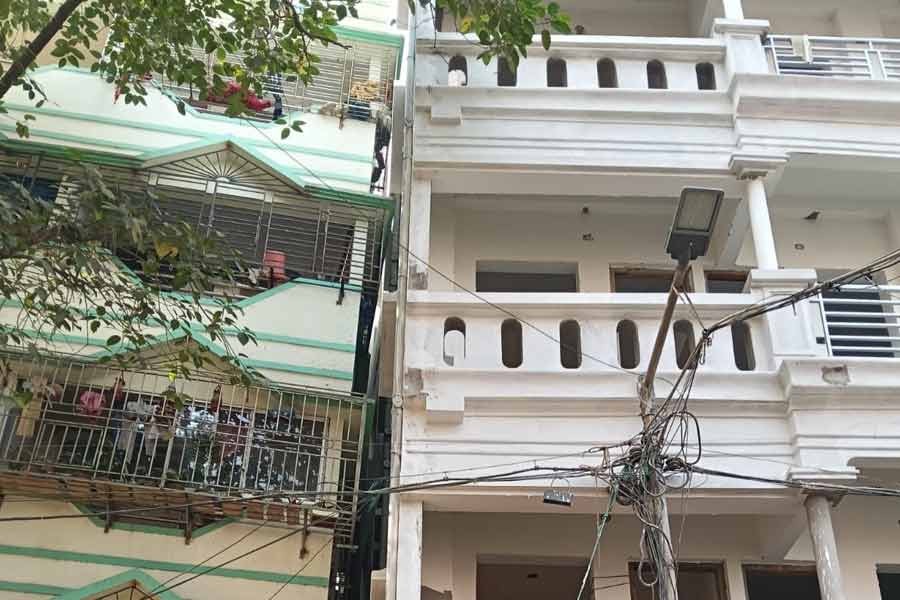 Under construction building has tilted in Tangra, Kolkata