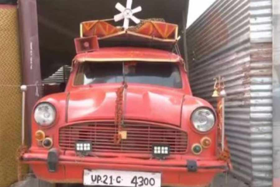 All you need to know about Ambassador Baba alias Rajgiri from Mahakumbh