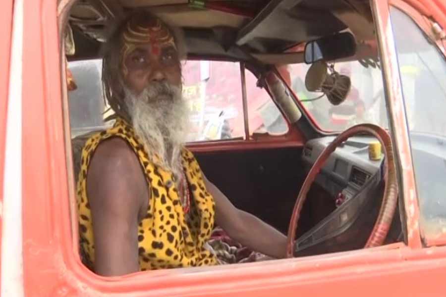 All you need to know about Ambassador Baba alias Rajgiri from Mahakumbh