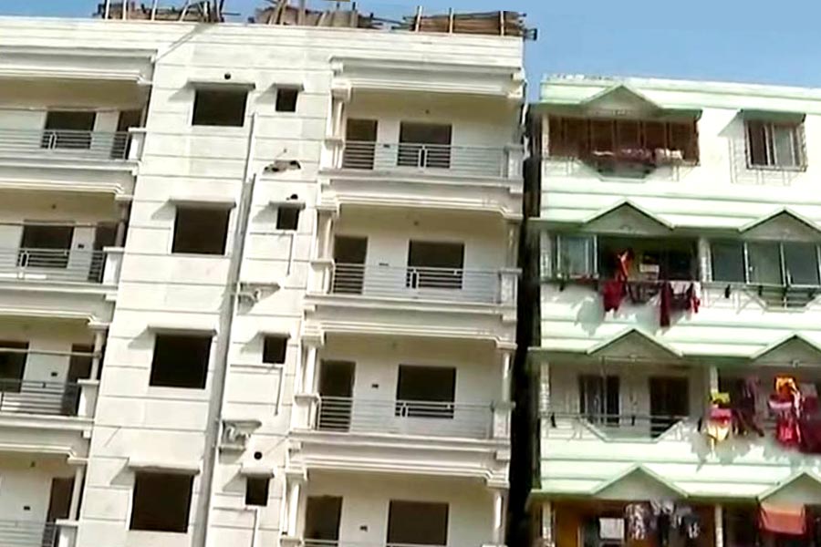 Kolkata Municipal Corporation orders breaking of the building in Tangra which got tilted dgtl