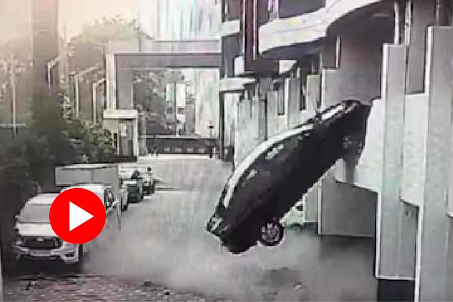 Car falls down from the first floor of parking space in Pune, video goes viral