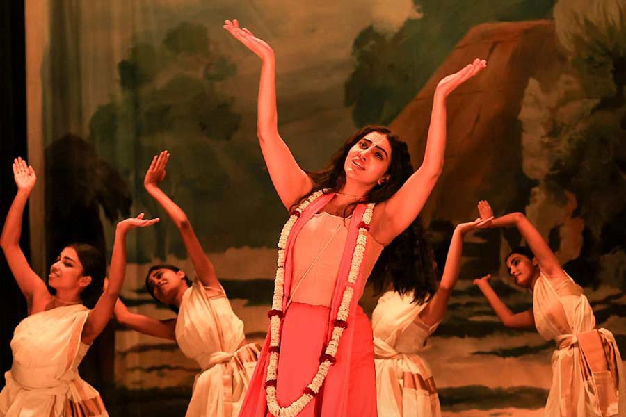 Movie review of the Bengali film Binodiini-Ekti Natir Upakhyan starring Rahul BoseRukmini MaitraChandan Roy Sanyal directed by Ram Kamal Mukherjee