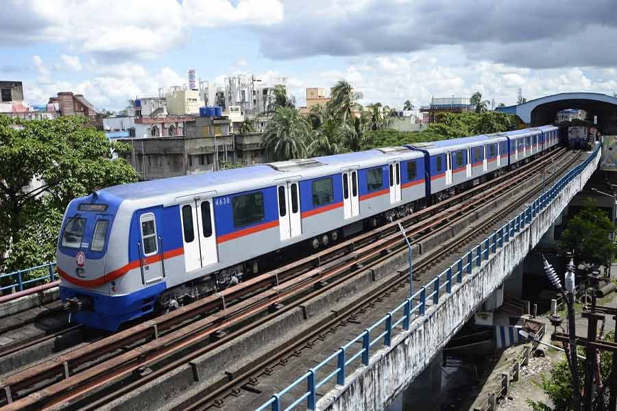 metro-servie-dispute-due-to-suicide-attempt-in-kavi nazrul-station-on-thursday-dgtl