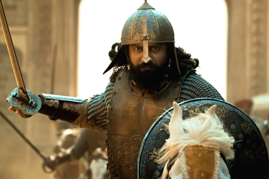 How much Vicky Kaushal, Rashmika Mandanna charged for their roles in Chhaava movie 