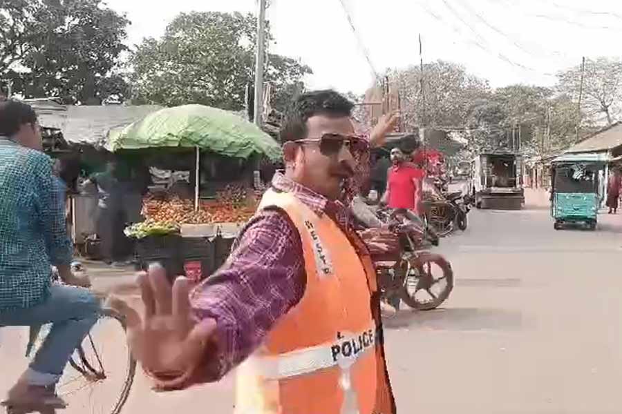 Man cannot speak controls traffic in gurap hooghly dgtld