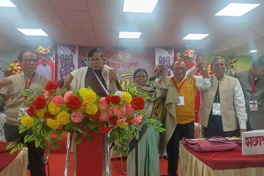 সম্পাদক নির্বাচিত হওয়ার পরে দেবলীনা হেমব্রমের সঙ্গে পরিচয় করাচ্ছেন রাজ্য সম্পাদক মহম্মদ সেলিম। বৃহস্পতিবার।