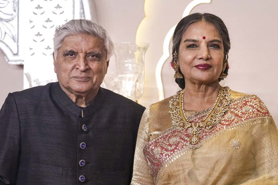 এখনও দু’জনে একসঙ্গে দিনটা শুরু করতে পারলে ভাল লাগে। জাভেদ আখতার এবং শাবানা আজ়মি (ডান দিকে)।