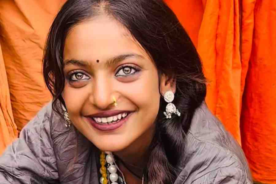 Maha Kumbh Mela Viral girl Monalisa with amber eyes, how rare is this eye colour