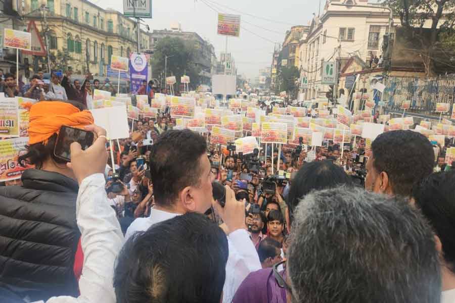 স্যালাইন-কাণ্ডে শুভেন্দু অধিকারীদের প্রতিবাদ। কলকাতায়।