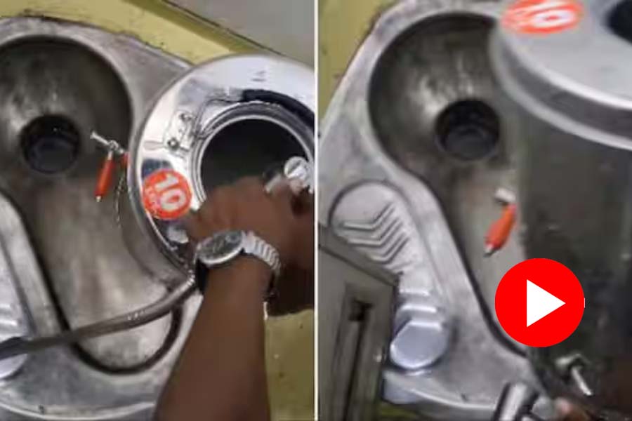 Video of a tea seller washes container in train toilet goes viral