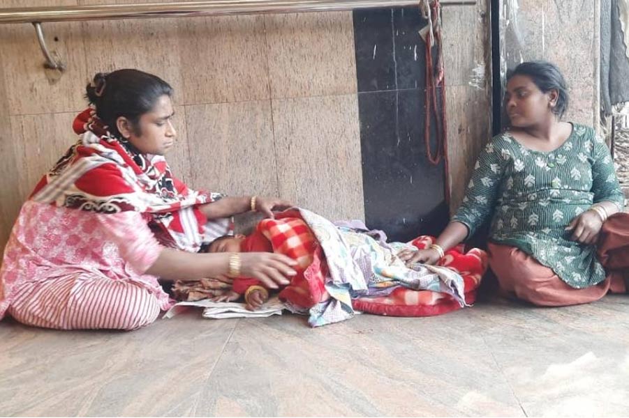 A beggar helped and cared the chid of another beggar in Kolkata