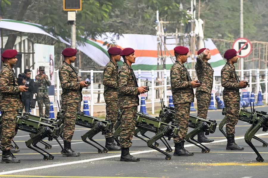 রেড রোডের কুচকাওয়াজে ছিল ‘রোবট কুকুর’।