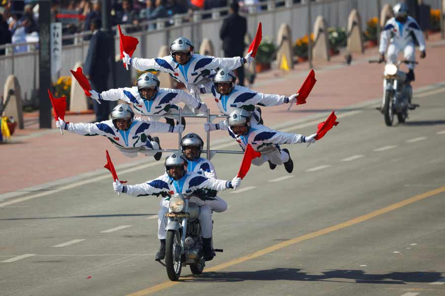 কর্তব্যপথে বাইকে সেনার কারসাজি।