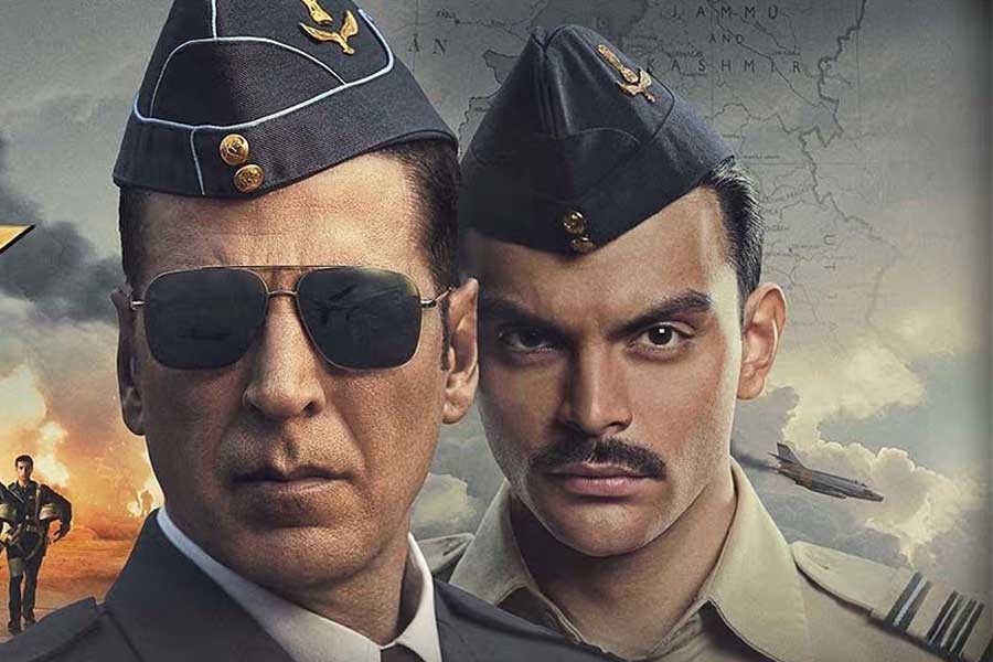 Review of Bollywood film starring Akshay Kumar Veer Pahariya Sara Ali Khan Nimrat Kaur directed by Sandeep Kewlani and Abhishek Anil Kapur