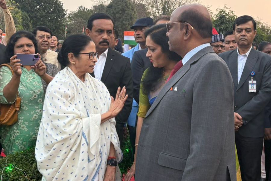 সস্ত্রীক রাজ্যপালের সঙ্গে আলাপচারিতায় মুখ্যমন্ত্রী।