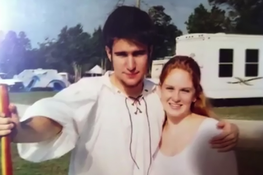 আমেরিকার টেক্সাসের বাসিন্দা ক্রিস আর্মস্ট্রং। তিনি যখন ১৬ বছর বয়সি কিশোরী তখন তাঁর আলাপ হয় ব্র্যান্ডন স্মিথের সঙ্গে। সেই সময় ব্র্যান্ডনের বয়স ছিল ১৫ বছর। একই স্কুলে পড়তেন দু’জনে। কিশোরী বয়স থেকেই প্রেম করতেন তাঁরা।