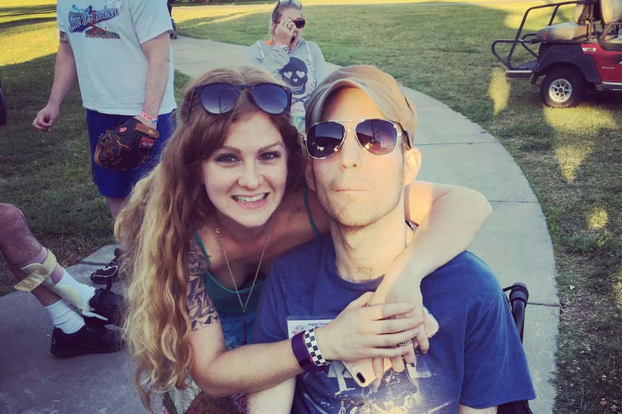 বিয়ে করে সংসার পাতার ইচ্ছা ছিল ক্রিস এবং ব্র্যান্ডনের। তাই দু’জনেই ২১ বছরের গণ্ডি পার হতে না হতেই আর অপেক্ষা না করে বিয়ে করে ফেলেন। বিয়ের পর দু’বছর সুখে-শান্তিতে কেটে যায় দম্পতির। কিন্তু ২০০৮ সালে অন্ধকার নেমে আসে তাঁদের জীবনে।